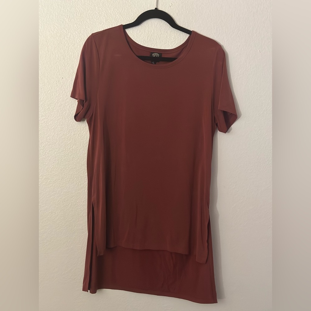 Soft high – low T-shirt. Mauve color. Fits TTS size large.